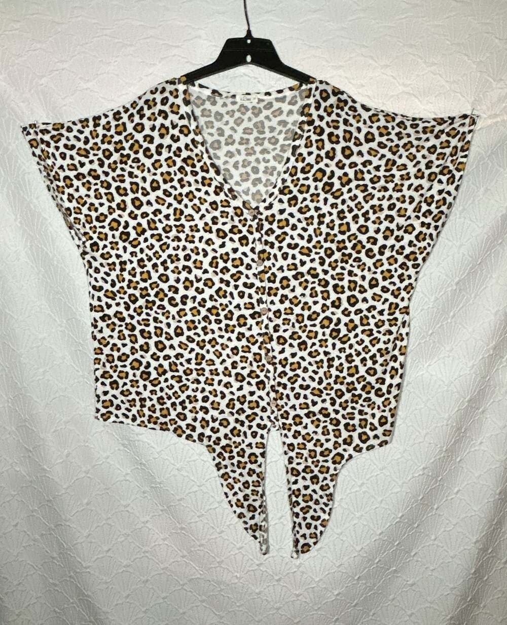 e.Luna Leopard Print Top Size 1X V-Neck Short Sleeve Tie Front